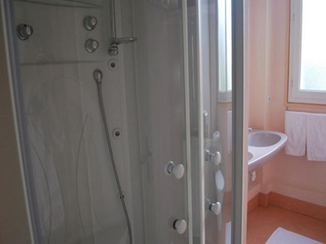 Logis Hotel & Restaurant - Le Normandie Caudebec-en-Caux Habitación foto